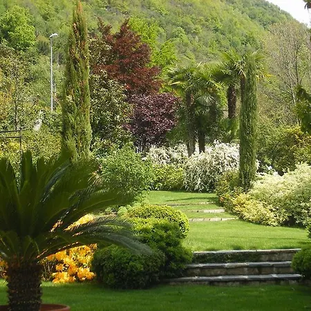 Villa Veglio Sleeps 13 With Pool And Air Con Laglio